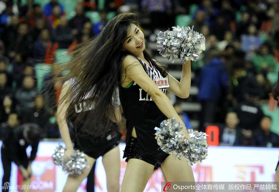 京城夜舞,粤色锋芒:记 CBA 赛场上的那一抹靓影 比赛结束后,啦啦宝贝们依然笑容满面地与观众和工作人员热舞合影,用热情为这场激烈的京粤大战画上圆满句号。