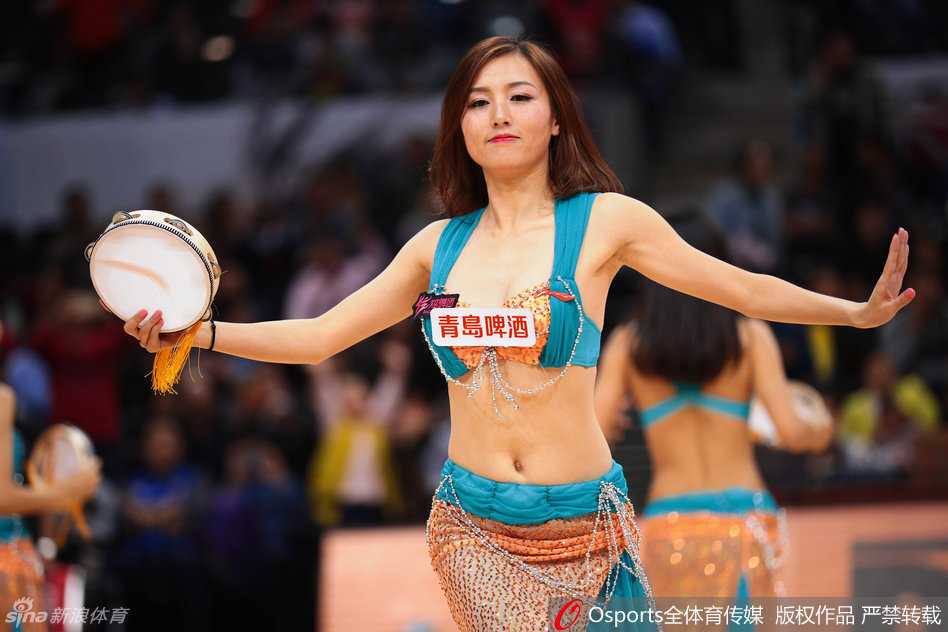 京城夜舞,粤色锋芒:记 CBA 赛场上的那一抹靓影 北京队啦啦宝贝凭借扎实的基本功,在赛场上轻松玩起倒立,与队友动作一致,用专业的技巧展示着啦啦操的力与美。