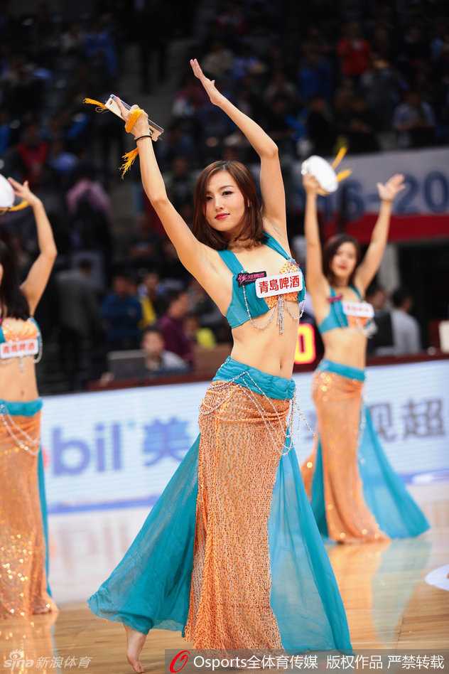 京城夜舞,粤色锋芒:记 CBA 赛场上的那一抹靓影 伴随着劲爆的音乐,啦啦宝贝们大秀靓丽身姿,每一个热舞动作都充满力量与韵律,展现出完美曲线与无限活力。