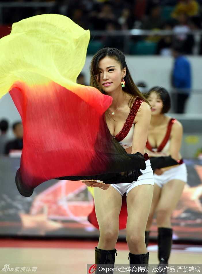京城夜舞,粤色锋芒:记 CBA 赛场上的那一抹靓影 热舞中虽险些走光,但宝贝依然保持镇定,用专业的素养化解尴尬,笑容中更添几分自信与妩媚。