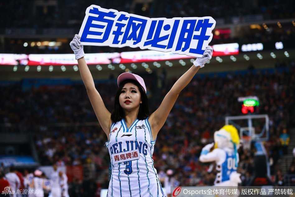 京城夜舞,粤色锋芒:记 CBA 赛场上的那一抹靓影 北京队的宝贝们在寒夜中带来火热的贴地热舞,每一个动作都精准有力,用靓丽身姿点燃了现场球迷的激情。