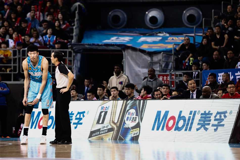 “面对旧主的李根在低位要球，强硬背打，肌肉碰撞的声音仿佛让整个球馆的温度都升高了几度，这是属于男人的战斗。”