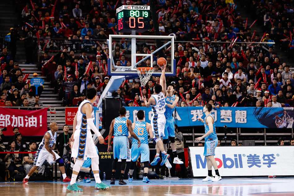 “亚当斯如闪电般抢断后双手暴扣，瞬间将分差缩小到三分，整个五棵松瞬间陷入死寂，只剩新疆队的怒吼在回响。”