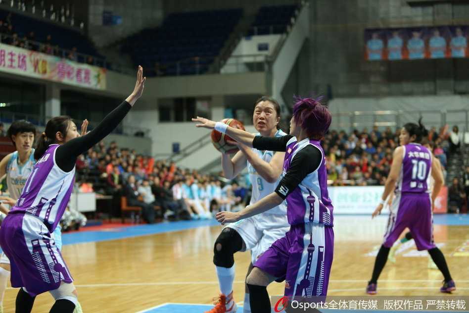邵婷无视防守压力，坚决冲击篮筐，以一记精彩的挑篮为北京队稳住阵脚
