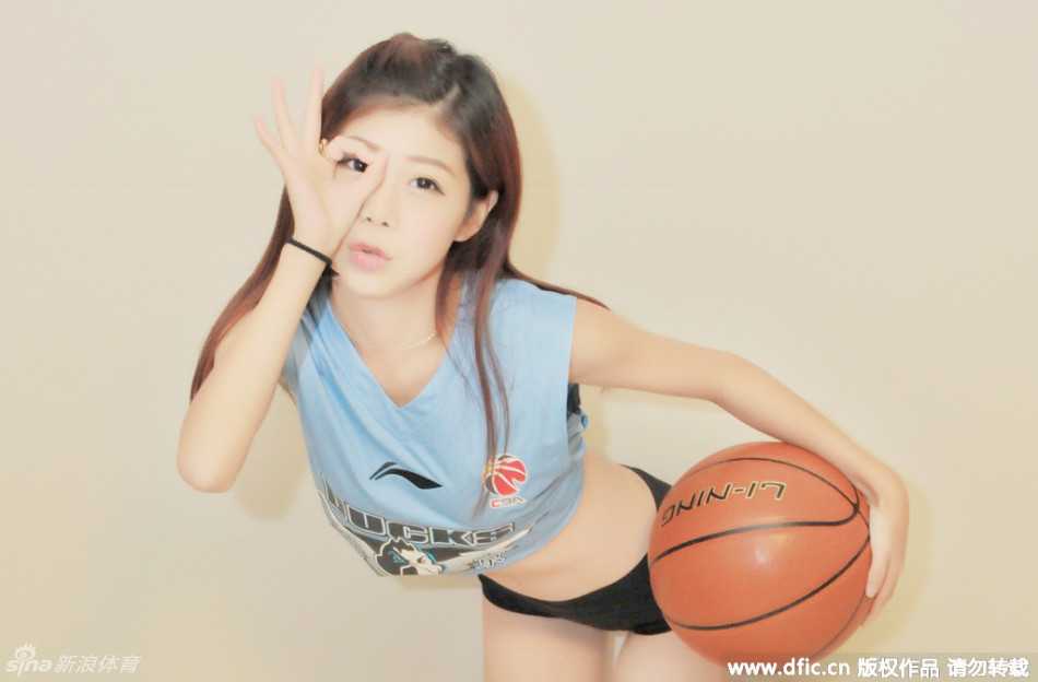 京城宝贝力挺首钢,京粤大战点燃复仇烽火 清纯可人的首钢篮球宝贝,身披白色应援衫,眼神中透露出对北京首钢将士们的无限期盼,仿佛在用无声的言语为球队加油打气。