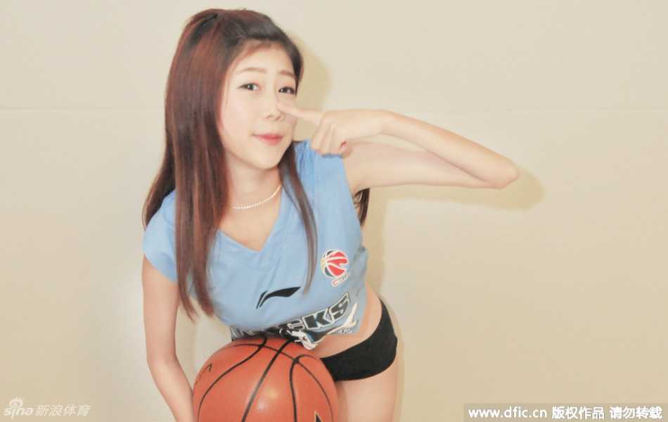 京城宝贝力挺首钢,京粤大战点燃复仇烽火 篮球宝贝展露甜美笑容,她身后的五棵松体育馆仿佛即将被战火点燃,青春的力量与竞技体育的激情在这一刻完美交融。