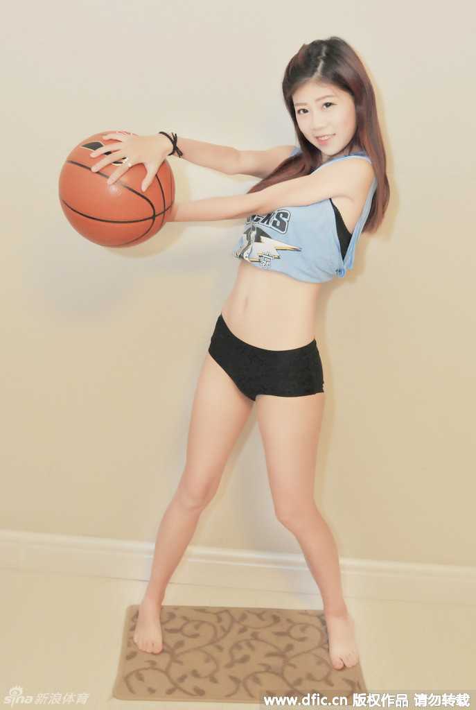 京城宝贝力挺首钢,京粤大战点燃复仇烽火 最后一张写真中,宝贝们集体亮相,她们手拉手,共同为北京首钢的下一场战斗送上祝福,青春作伴,与球队并肩前行。