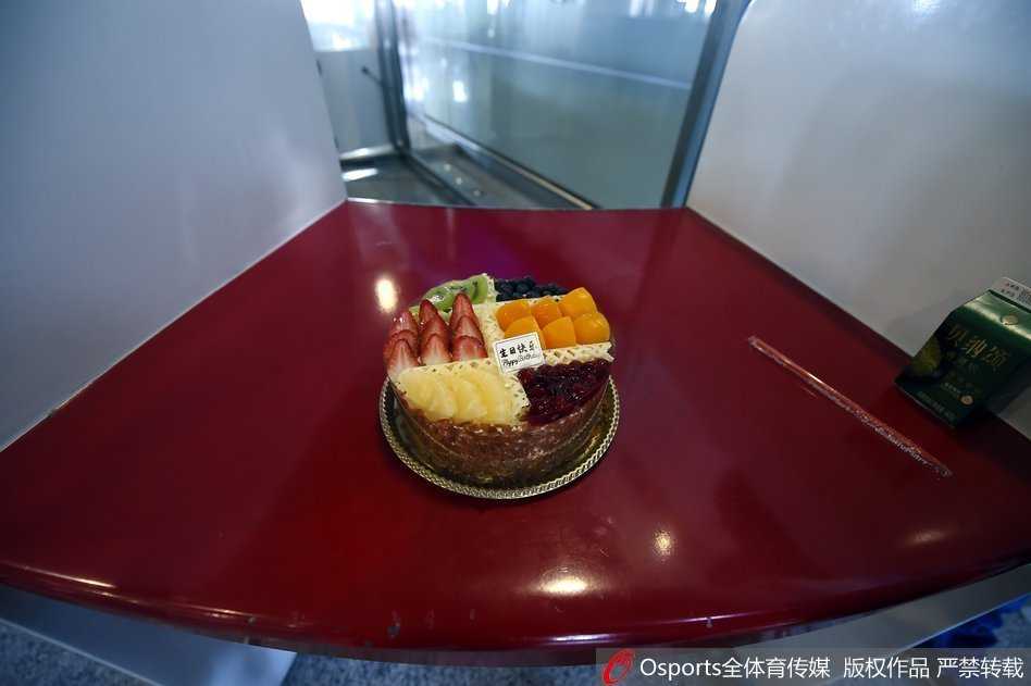 马布里最终手捧球迷赠送的鲜花，低头凑近队友递来的生日蛋糕，准备吹灭蜡烛。身旁的球迷们纷纷举起手机记录这一温馨时刻，老马脸上洋溢着幸福的笑容。