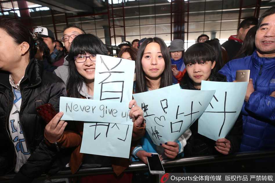 在一片欢笑声中，队友莫里斯将巨大的生日蛋糕拍向马布里的脸庞，奶油四溅。孙悦在一旁手持奶油准备二次‘袭击’，更衣室里的其他队员笑得前仰后合，气氛热烈。