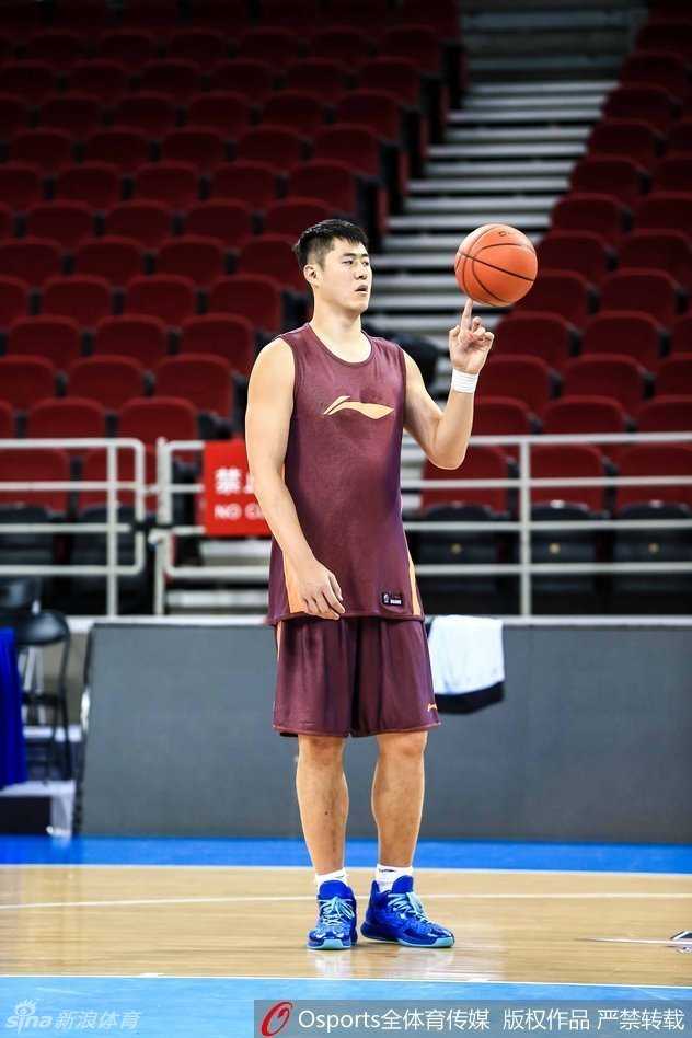 京城寒冬蓄力三分雨,老马带看总决赛预演 “张三疯”领衔热身,张庆鹏手起刀落,三分线外箭箭穿心,瞬间点燃球馆备战热情