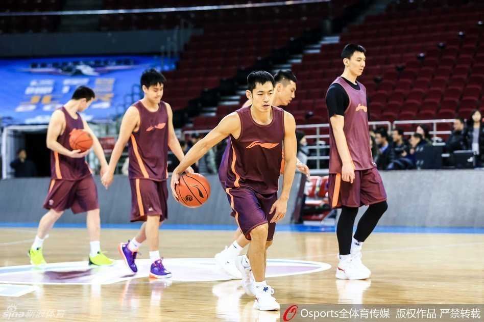 京城寒冬蓄力三分雨,老马带看总决赛预演 大外援莫里斯状态爆棚,篮下强打犹如猛虎下山,饱满的斗志让对手未战先怯