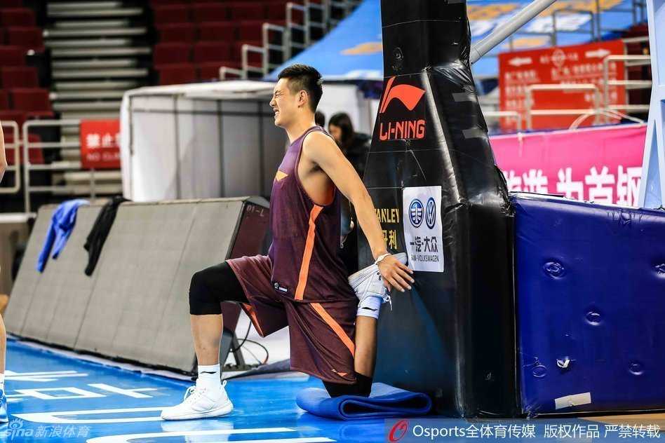 京城寒冬蓄力三分雨,老马带看总决赛预演 铁帅闵鹿蕾场边驻足,面对镜头指点江山,严肃部署针对四川三外援的杀招战术