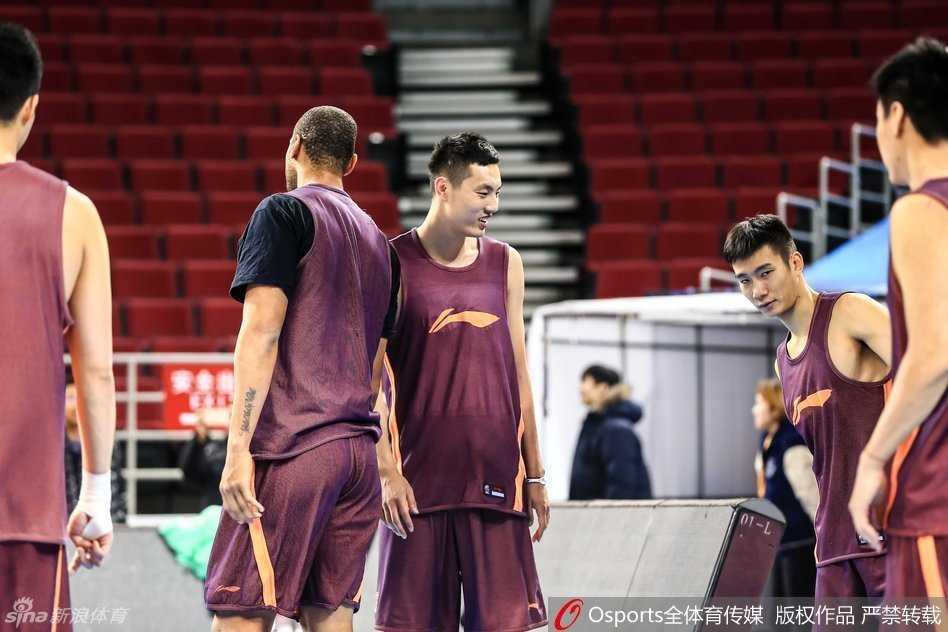 京城寒冬蓄力三分雨,老马带看总决赛预演 队魂马布里人气爆棚,赛前与热情球迷合影留念,坚毅眼神中透露出必胜的决心