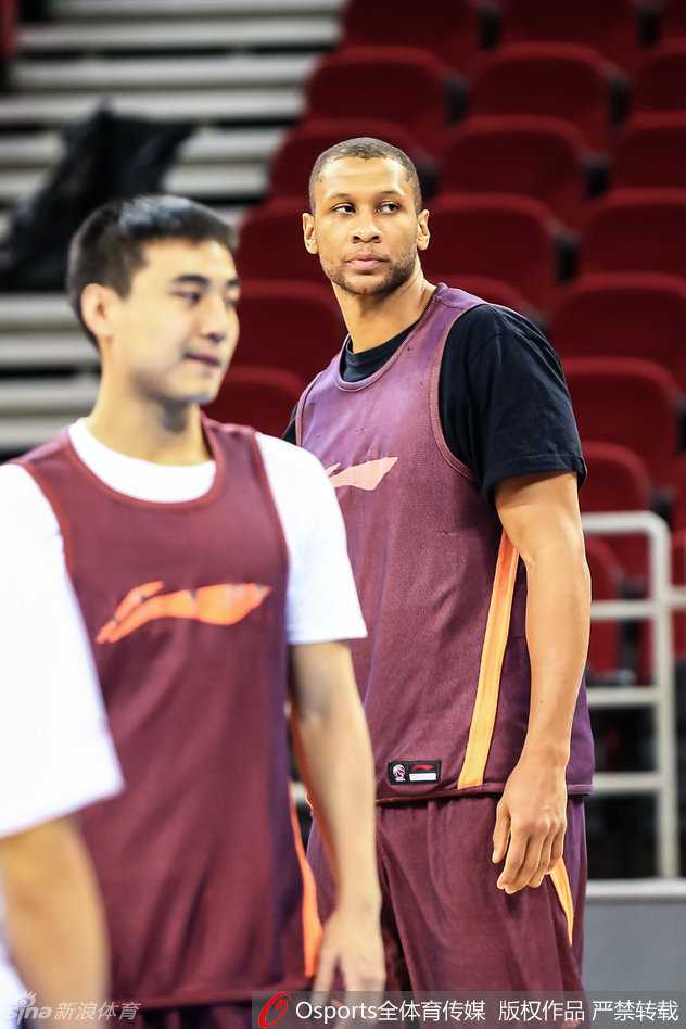 京城寒冬蓄力三分雨,老马带看总决赛预演 拼命三郎翟晓川受访复盘,畅谈伤病恢复与季后赛憧憬,少年老成尽显大将之风