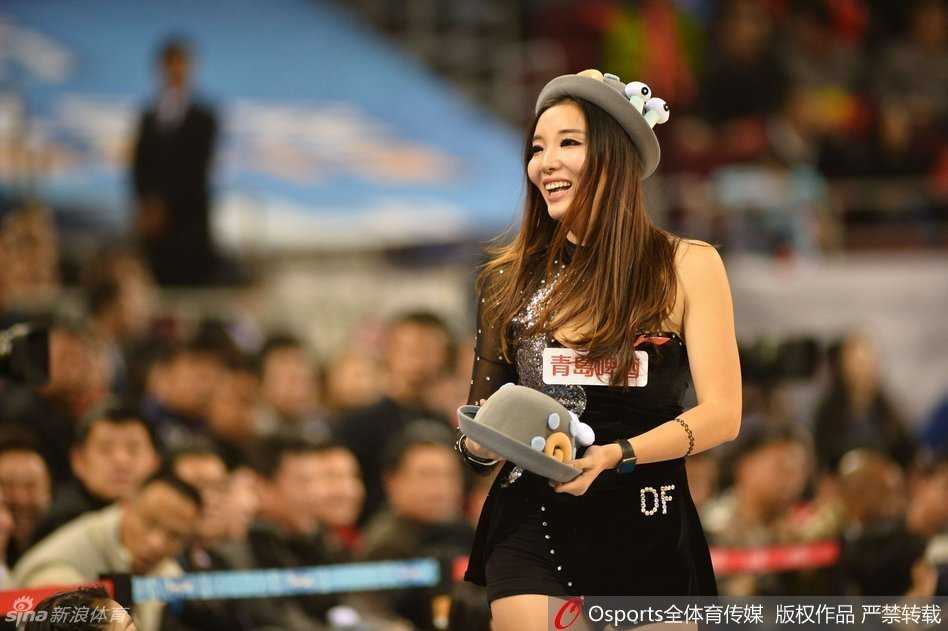 音乐的鼓点愈发强劲，宝贝们集体完成了一个惊艳的跪地后仰动作，她们柔韧的身躯与坚定的目光形成强烈反差，展现出新生代篮球宝贝不仅拥有柔美的外表，更具备专业舞者的力量与掌控力。