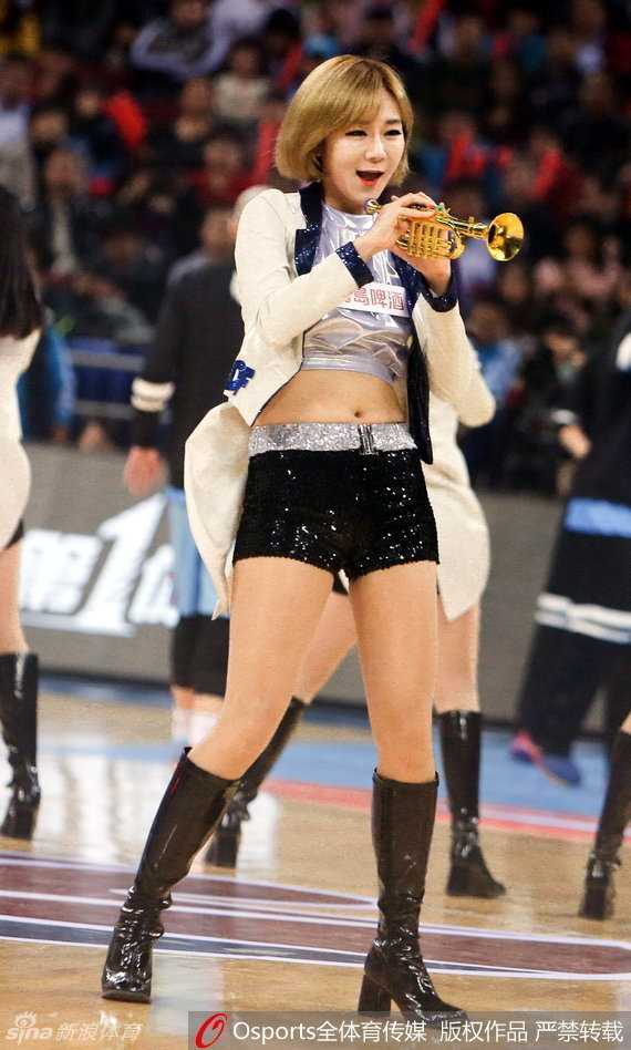 几名宝贝配合默契，完成了一组高难度的叠罗汉造型，处于顶端的女孩绽放出灿烂的笑容，她张开双臂仿佛要拥抱整个球馆，将团队协作的力量之美与个人魅力完美融合。