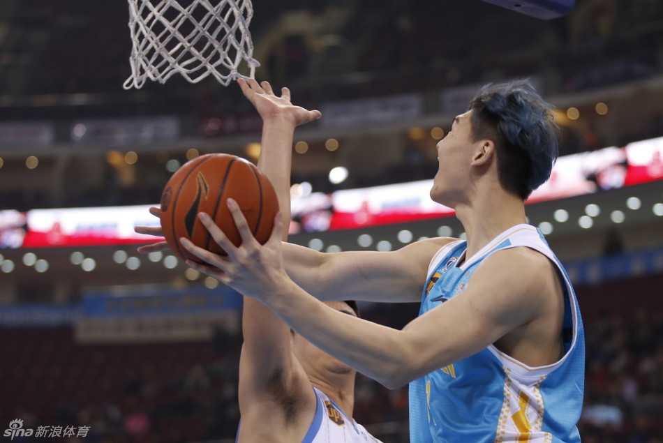 京城寒夜里的内线角力:北京首钢大胜福建,王哲林与莫里斯篮下争锋 王哲林在莫里斯的严密笼罩下强行起跳,两人手臂纠缠,肌肉碰撞,诠释了内线强打的残酷法则。