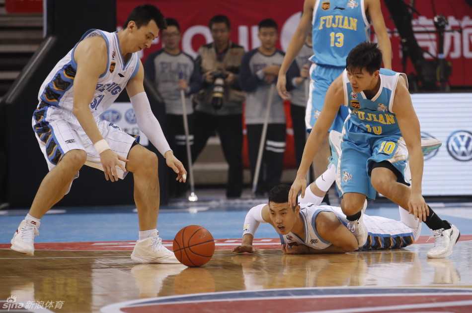 京城寒夜里的内线角力:北京首钢大胜福建,王哲林与莫里斯篮下争锋 孙悦飞身封盖,长臂舒展如同大鹏展翅,篮球在指尖被无情拒绝,防守艺术在这一刻凝固。