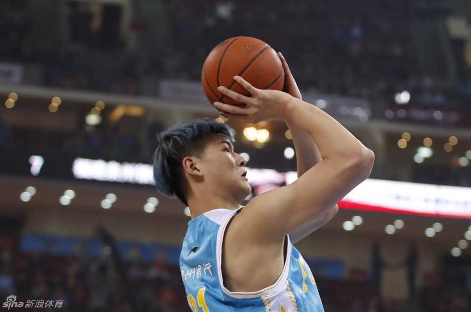 京城寒夜里的内线角力:北京首钢大胜福建,王哲林与莫里斯篮下争锋 翟晓川在人群夹缝中强行上篮,对抗激烈,篮球在篮筐上颠簸,最终落入网窝。