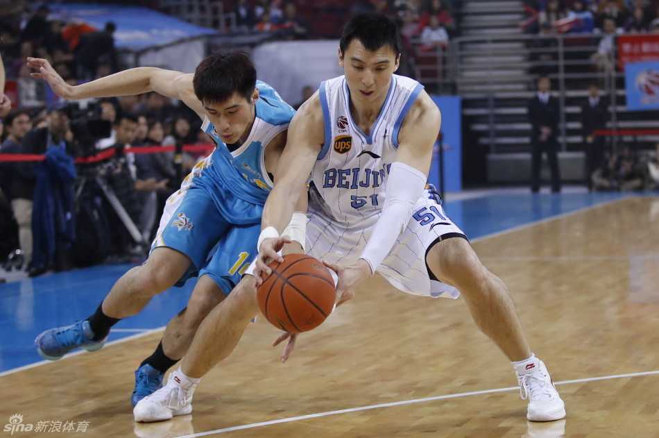 京城寒夜里的内线角力:北京首钢大胜福建,王哲林与莫里斯篮下争锋 翟晓川飞身上篮,身体在空中舒展,篮球轻挑入网,灵动的身影撕开了对手的防线。