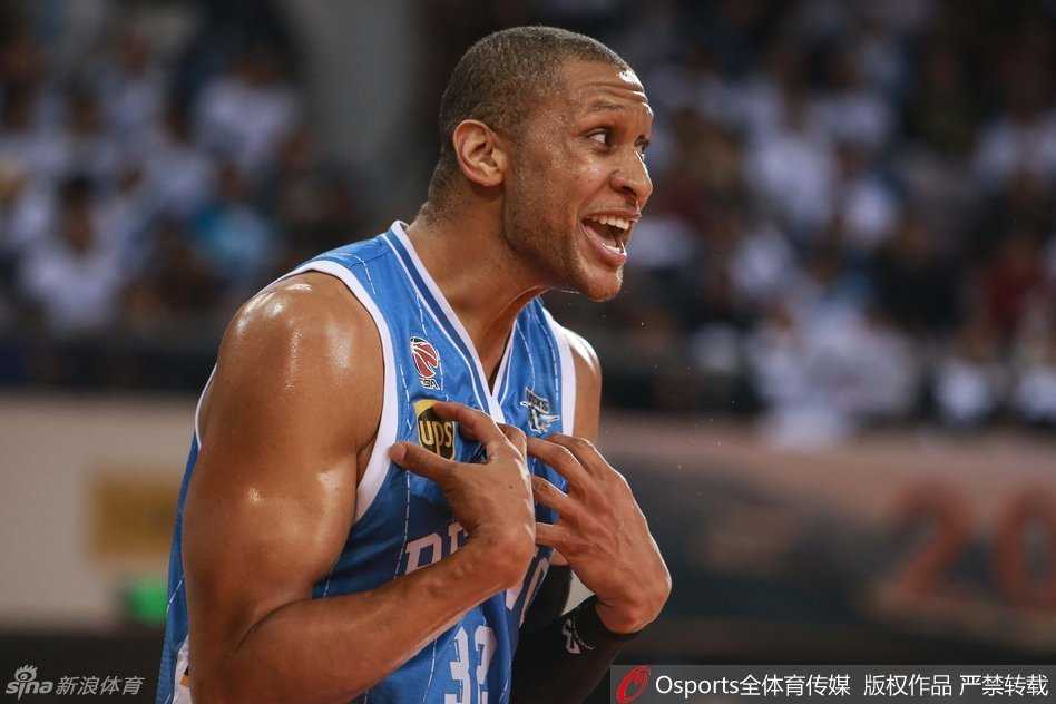 京城德比·浴火之师:一场惨烈战役铸就的同城荣耀 北京首钢主帅闵鹿蕾在场边紧锁眉头,右手挥拳大声呼喊,试图通过自己的激情指挥稳住场上军心,场上的每一次攻防都牵动着他的神经