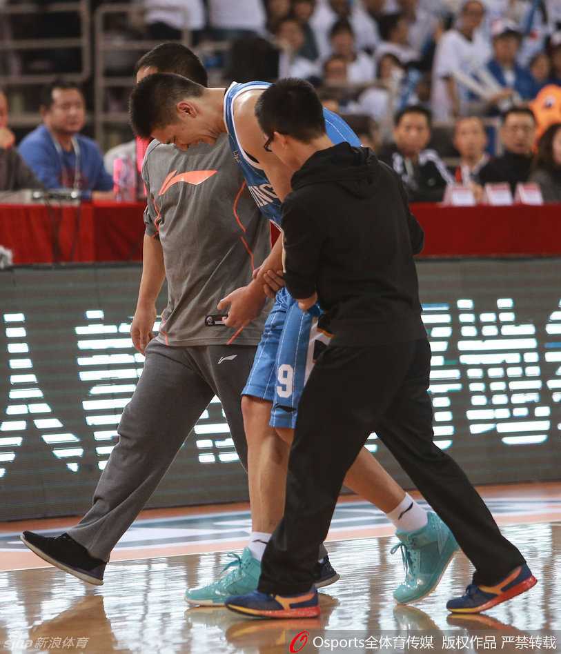 京城德比·浴火之师:一场惨烈战役铸就的同城荣耀 北京首钢核心马布里在弧顶持球,面对防守球员做出战术手势,指挥队友拉开跑位,他的眼神中透露出一种天生的领袖气质和必胜的决心