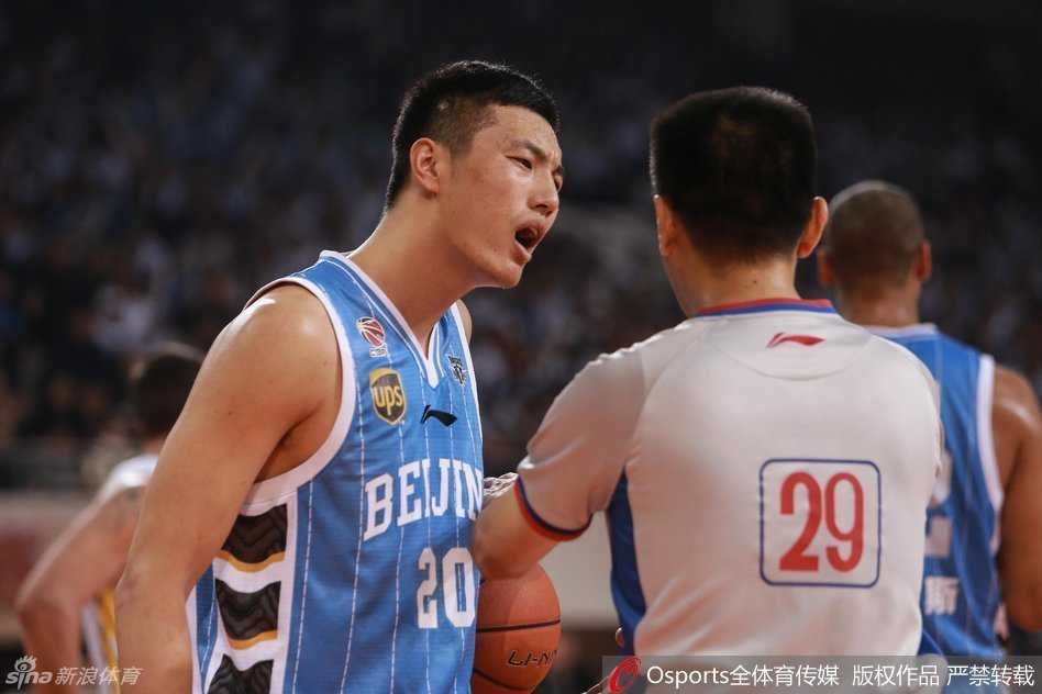 京城德比·浴火之师:一场惨烈战役铸就的同城荣耀 北控队核心后卫卡姆拉尼面对孙悦的贴身紧逼,利用节奏变化和背后运球,如同一道闪电般撕开防线,他的眼神专注而坚定,直杀篮下