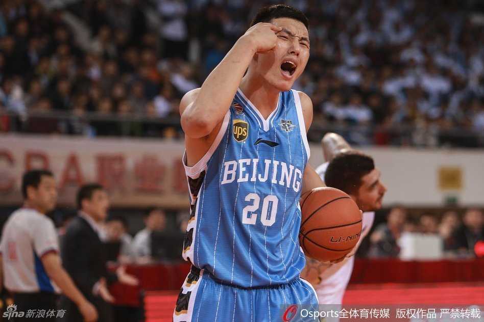 京城德比·浴火之师:一场惨烈战役铸就的同城荣耀 裁判吹罚后,北京首钢球员翟晓川瞬间情绪失控,他张开双臂冲向裁判,脸上写满了震惊与不解,大声质问着自己为何被吹罚犯规,队友则在一旁试图拉住他以防事态升级