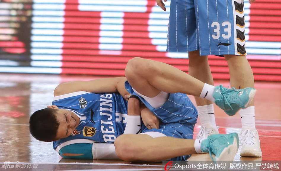 京城德比·浴火之师:一场惨烈战役铸就的同城荣耀 北京首钢外援莫里斯高举双臂,像一堵移动的长城一样死死顶住北控外援赖特的背身单打,肌肉的碰撞彰显出内线防守的惨烈与硬度