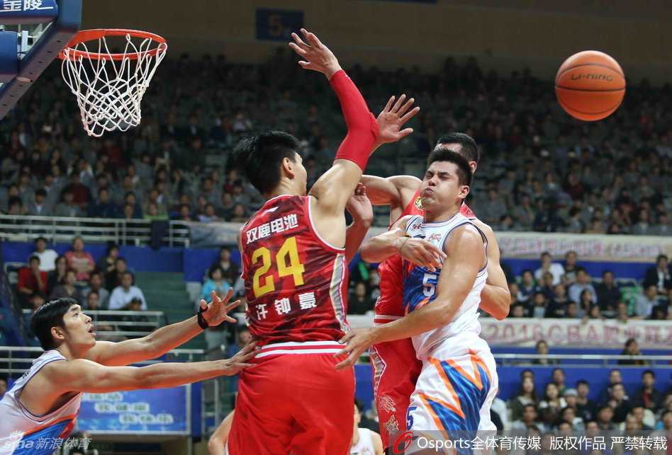 京城德比与宝岛尖刀:回首二〇一五赛季的那些江湖瞬间 铁塔擎天,许钟豪跃起一掌将对手的上篮路线彻底封死,八一禁区上空筑起无法逾越的屏障。