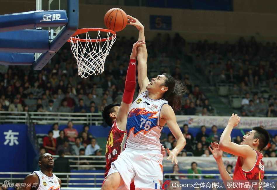 京城德比与宝岛尖刀:回首二〇一五赛季的那些江湖瞬间 大房東突击,曾文鼎持球大步杀入禁区,面对补防毫无惧色,指尖挑篮划出完美弧线。