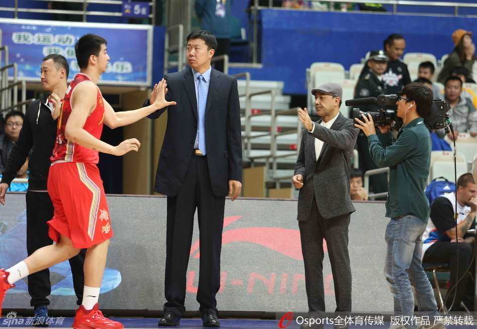 京城德比与宝岛尖刀:回首二〇一五赛季的那些江湖瞬间 传承时刻,王治郅与阿的江场边凝神指挥,一个记录数据一个调兵遣将,八一教练组双星闪耀。