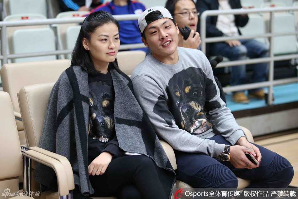 京城德比与宝岛尖刀:回首二〇一五赛季的那些江湖瞬间 场边风景,王大雷与爱妻身着情侣装甜蜜观战,足篮两界的跨界同框成为看台最暖瞬间。