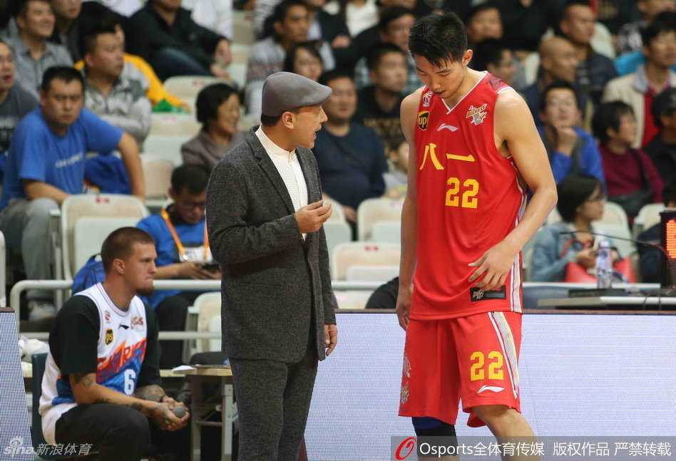 京城德比与宝岛尖刀:回首二〇一五赛季的那些江湖瞬间 德勒黑从容控球,面对紧逼防守连续背后运球,八一后场的稳定节拍器正在掌控节奏。