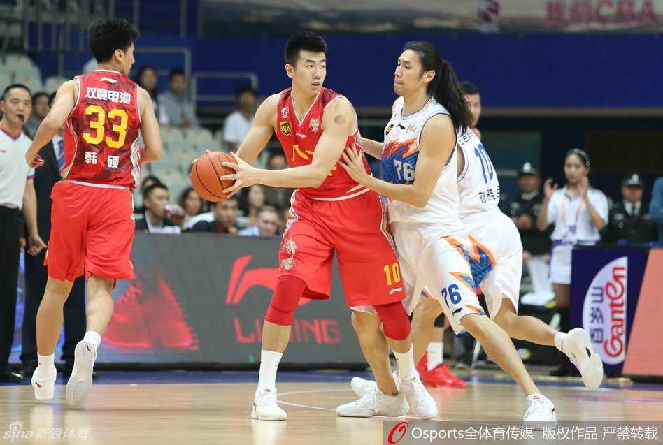 京城德比与宝岛尖刀:回首二〇一五赛季的那些江湖瞬间 刘晓宇犀利突破,闪电般掠过防守者,腾空瞬间眼神坚定,上海男篮的进攻节奏由他点燃。