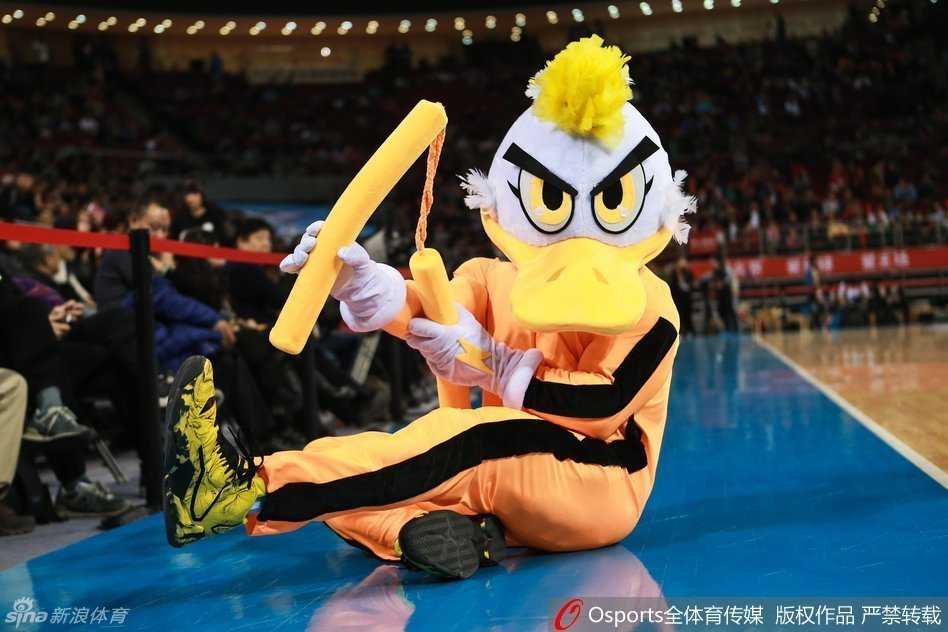 京城德比前夕,首钢霹雳鸭五棵松“踢”出龙魂——记李小龙造型抢镜之夜 霹雳鸭压低身体重心,双节棍横于胸前,眼神锐利,摆出经典的进攻起手式,仿佛下一秒就要出击。