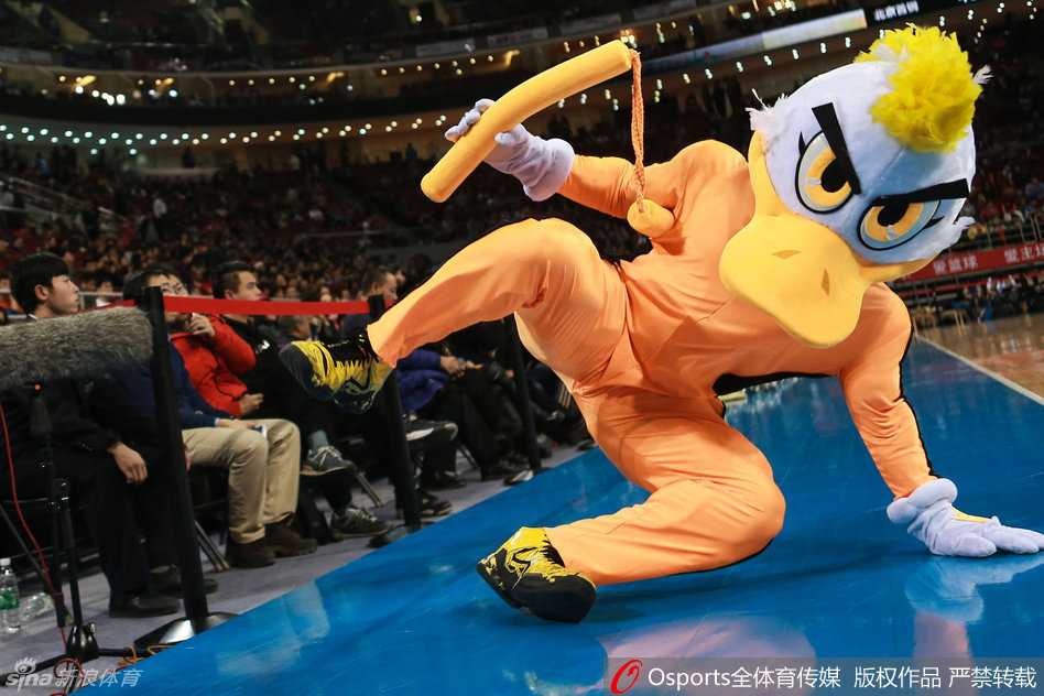 京城德比前夕,首钢霹雳鸭五棵松“踢”出龙魂——记李小龙造型抢镜之夜 霹雳鸭模仿李小龙飞踢时不慎摔倒,四仰八叉躺在木地板上,却依然咧嘴大笑,憨态可掬。