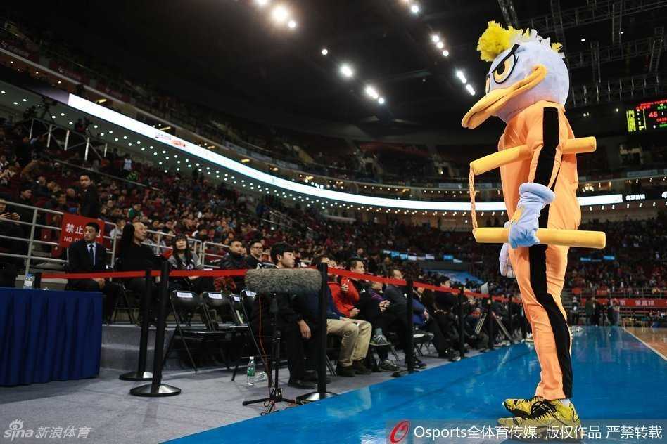 京城德比前夕,首钢霹雳鸭五棵松“踢”出龙魂——记李小龙造型抢镜之夜 灯光下,霹雳鸭单手叉腰,侧身远眺,黄色战袍上的黑色纹路勾勒出健硕的肌肉线条,侧影英气逼人。