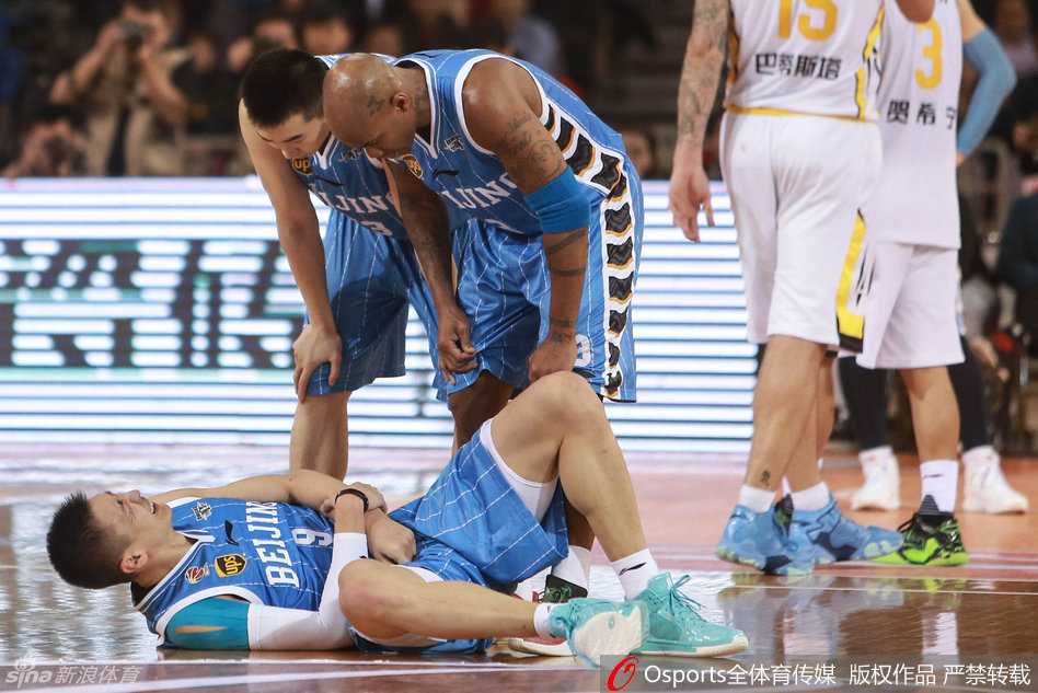 京城德比惊魂一刻 孙悦反关节重伤牵动人心 队医迅速冲进场内,蹲在孙悦身边紧急查看伤情,孙悦咬牙强忍疼痛,场边的闵鹿蕾指导神情严峻,双手叉腰。