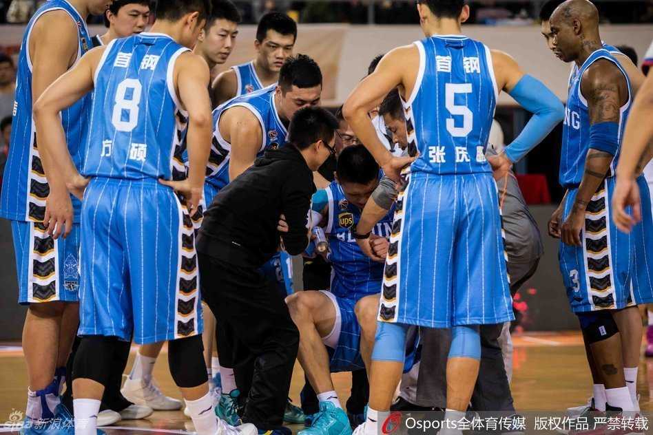 京城德比惊魂一刻 孙悦反关节重伤牵动人心 马布里神情关切地蹲在孙悦身旁,用手轻触其肩膀低声询问,孙悦摇头示意疼痛难忍,整个首钢队替补席笼罩在紧张的气氛中。