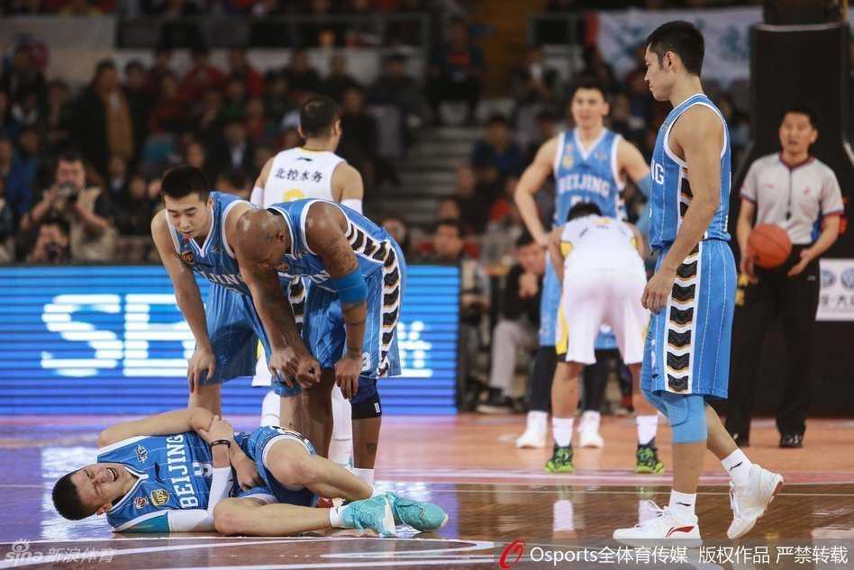 京城德比惊魂一刻 孙悦反关节重伤牵动人心 孙悦在队医的搀扶下慢慢走向球员通道,他低垂着头,用右手无力地扶着左臂,全场球迷起立注目,气氛凝重。