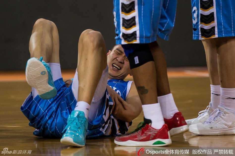 京城德比惊魂一刻 孙悦反关节重伤牵动人心 孙悦受伤后返回更衣室,队医用冰袋为他冰敷肿胀的左肘,他神情落寞地望向远处,心中充满对伤势的担忧。