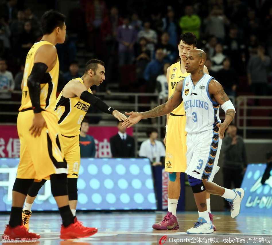 张庆鹏面对防守人，眼神犀利，利用娴熟的背后运球变向过掉对手，如同快刀斩乱麻一般杀向内线，展现了‘张三疯’的果敢与决绝。