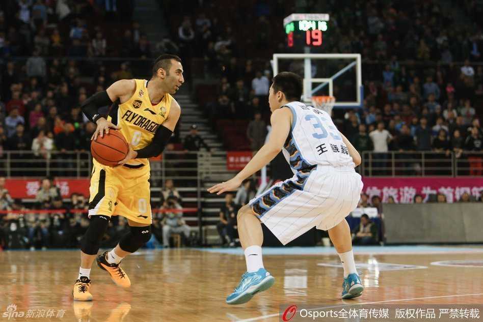 莫里斯在空中单手抓球，身体舒展成一张满弓，以一记势大力沉的单手劈扣将球砸入篮筐，篮架随之剧烈晃动，对手只能望球兴叹。