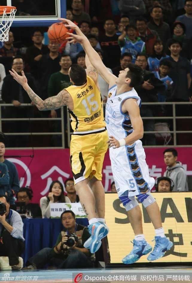 马布里运球强行突破，他压低重心扛着防守球员杀向颜色地带，在身体对抗中保持平衡，用标志性的上篮动作将球稳稳送入网窝。