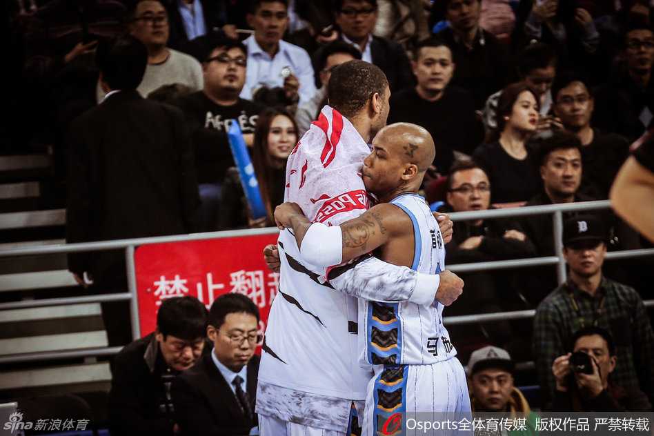 马布里激情拥抱莫里斯，两位功勋外援额头相抵，如同并肩作战的兄弟在硝烟中相互致意