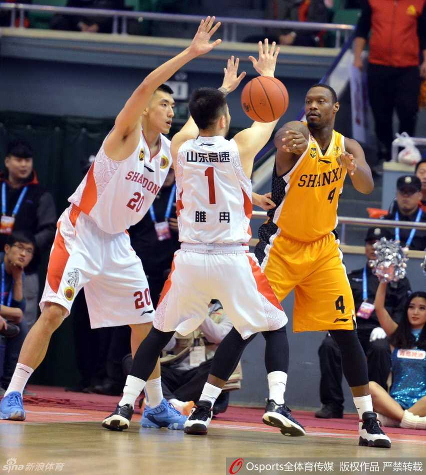 四川队球员迎着北控防守悍将，高高跃起以一记精准中投洞穿篮网