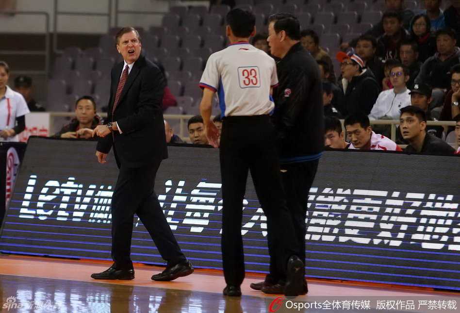 天津队的外籍教练因一次关键判罚而情绪失控，他愤怒地张开双臂冲向技术台，面部表情因不满和激动而显得格外扭曲，向裁判大声抗议。