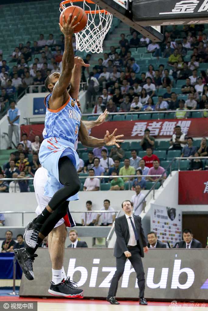 禁区内人仰马翻，亚当斯在失去平衡的瞬间依然将球抛向篮筐，周琦与俞长栋在内线奋力卡位，拼抢这个宝贵的进攻篮板。