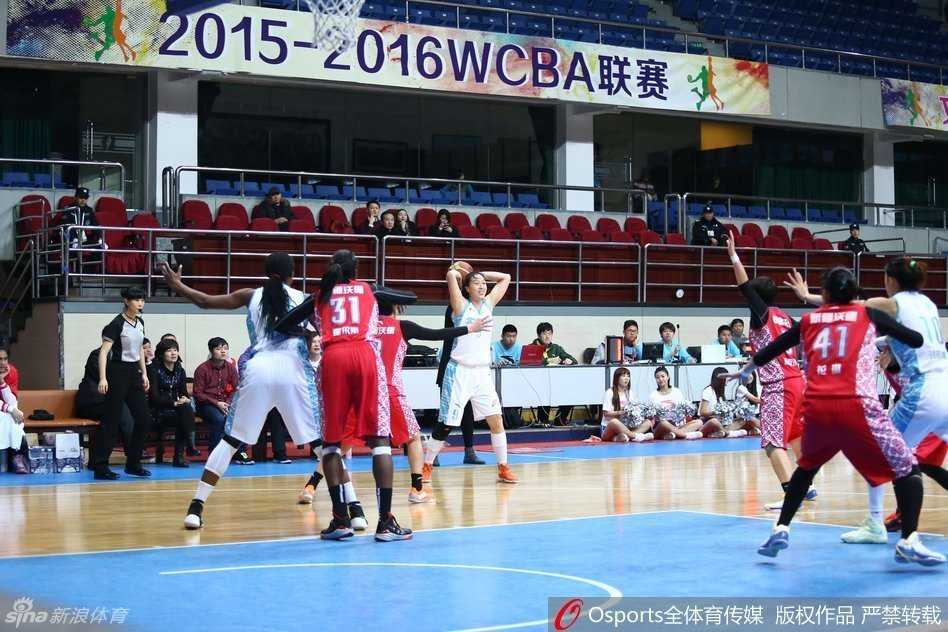 北京队高颂在内线接到队友传球，她利用灵活的脚步转身，面对防守球员的长臂干扰，果断勾手投篮，展现细腻的内线单打技术。